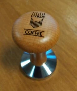 Cyrus Tamper Manche En Hêtre 58 Mm En Acier Inoxydable - Outils Barista - Café Cyrus - Pilon -Cuisine Fournitures Magasin 1013x1200