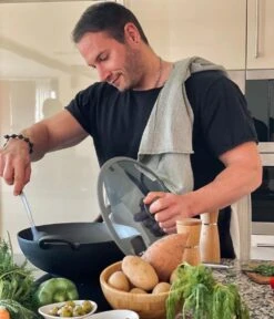 NA FRIEDEWALD POÊLE WOK EN FONTE AVEC COUVERCLE, ADAPTÉ À L'INDUCTION, REVÊTEMENT ANTI-ADHÉRENT, BORD HAUT, SOLIDE, GRILLBRAT STEWPAN, BEAU DÉVELOPPEMENT D'ARÔME, WOK POUR TOUTES SOURCES DE CHALEUR, 32 CM -Cuisine Fournitures Magasin 1030x1200