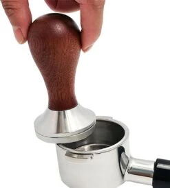 Cyrus Tamper Acier Inoxydable 58mm Manche En Bois - Outils Barista - Cyruscoffee - Tamper + Cadeau -Cuisine Fournitures Magasin 1081x1200 1