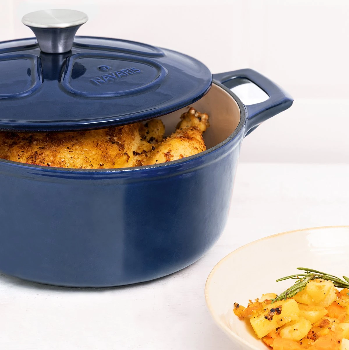 Cocotte En Fonte Navaris Avec Couvercle - Navaris émaillée - Convient à La Cuisson Induction, Gaz Et Céramique - Bleu Foncé 10 Cocotte En Fonte Navaris Avec Couvercle - Navaris émaillée - Convient à La Cuisson Induction, Gaz Et Céramique - Bleu Foncé – Image 10