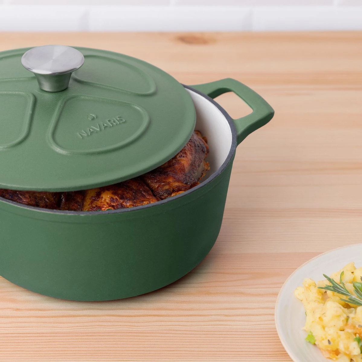 Cocotte En Fonte Navaris Avec Couvercle - Faitout - Poêle émaillée - Convient Pour La Cuisson à Induction, Gaz Et Vitrocéramique - Vert Mat 6 Cocotte En Fonte Navaris Avec Couvercle - Faitout - Poêle émaillée - Convient Pour La Cuisson à Induction, Gaz Et Vitrocéramique - Vert Mat – Image 6