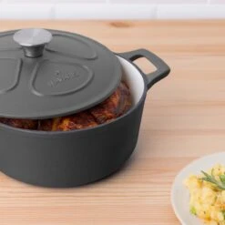 Cocotte En Fonte Navaris Avec Couvercle - Faitout - Poêle émaillée - Convient Pour La Cuisson à Induction, Gaz Et Vitrocéramique - Noir Mat 17 Cocotte En Fonte Navaris Avec Couvercle - Faitout - Poêle émaillée - Convient Pour La Cuisson à Induction, Gaz Et Vitrocéramique - Noir Mat -Cuisine Fournitures Magasin 1199x1200 13