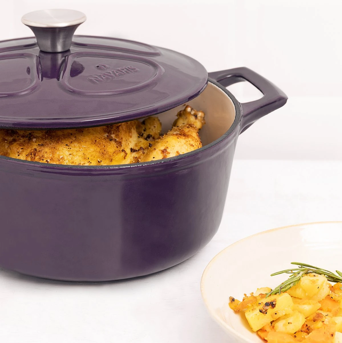 Cocotte En Fonte Navaris Avec Couvercle - Navaris émaillée - Convient à La Cuisson Induction, Gaz Et Céramique - Violet 12 Cocotte En Fonte Navaris Avec Couvercle - Navaris émaillée - Convient à La Cuisson Induction, Gaz Et Céramique - Violet – Image 12