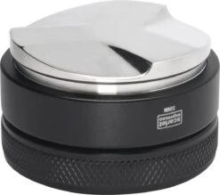 Expresso écarlate | Distributeur "Grande TRE" Pour Barista; Pour Une Extraction Parfaite Avec Des Machines De Sérigraphie; Des Tailles Différentes; à Toute épreuve. Zwart 58 Mm + Planche De Tige 16 Expresso écarlate | Distributeur "Grande TRE" Pour Barista; Pour Une Extraction Parfaite Avec Des Machines De Sérigraphie; Des Tailles Différentes; à Toute épreuve. Zwart 58 Mm + Planche De Tige -Cuisine Fournitures Magasin 1200x1063 4