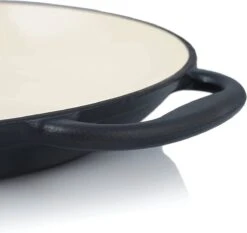 Poêle à Paella Mahlzeit émaillée | Ø 35 Cm | Blue Berry | Casserole En Fonte Avec Deux Poignées | Poêle à Griller, Poêle à Paella Grill, Poêle à Paella Allant Au Four, Poêle à Paella En Fonte, Poêle Pour Grill à Gaz -Cuisine Fournitures Magasin 1200x1132 3
