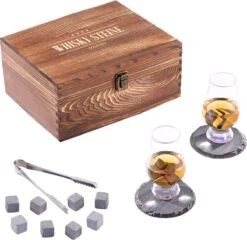 GOURMEO Coffret Cadeau Whisky Pour Homme - Set De 2 Verres à Whisky Tulip Et 8 Pierres De Basalte Réutilisables - Avec Pinces, Sous-verres, Boîte En Pin Et Sac En Velours