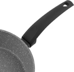 Poêle à Frire Florina Salva Avec Rebord Haut Et Revêtement Antiadhésif 3 Couches 28 X 7 Cm Noir / Gris - Technologie Coussin D'air - Poignée Froide Au Toucher Soft -Cuisine Fournitures Magasin 1200x1169