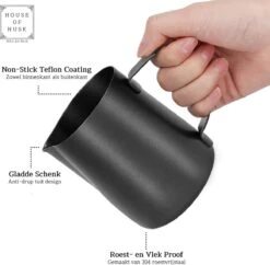 House Of Husk® Pot à Lait Avec Art Pen - Pichet Mousseur à Lait - Zwart - Pot à Lait - Pichet à Lait - Acier Inoxydable - Pot à Lait Barista - 350 Ml - Avec Stylo Latte Art -Cuisine Fournitures Magasin 1200x1174 4