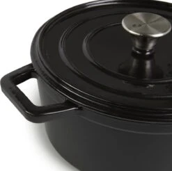 Magnani Cocotte En Fonte - Poêle à Mijoter Ronde - Marmite Émaillée - Avec Couvercle Et Anses - Zwart - Antiadhésif - ⌀ 24 X 10,5 Cm -Cuisine Fournitures Magasin 1200x1193 1