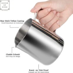 House Of Husk Pot à Lait Avec Art Pen - Pichet Mousseur à Lait 580ml - Argent - Pot à Lait - Pichet à Lait - Acier Inoxydable - Pot à Lait Barista - Avec Stylo Latte Art -Cuisine Fournitures Magasin 1200x1193 9
