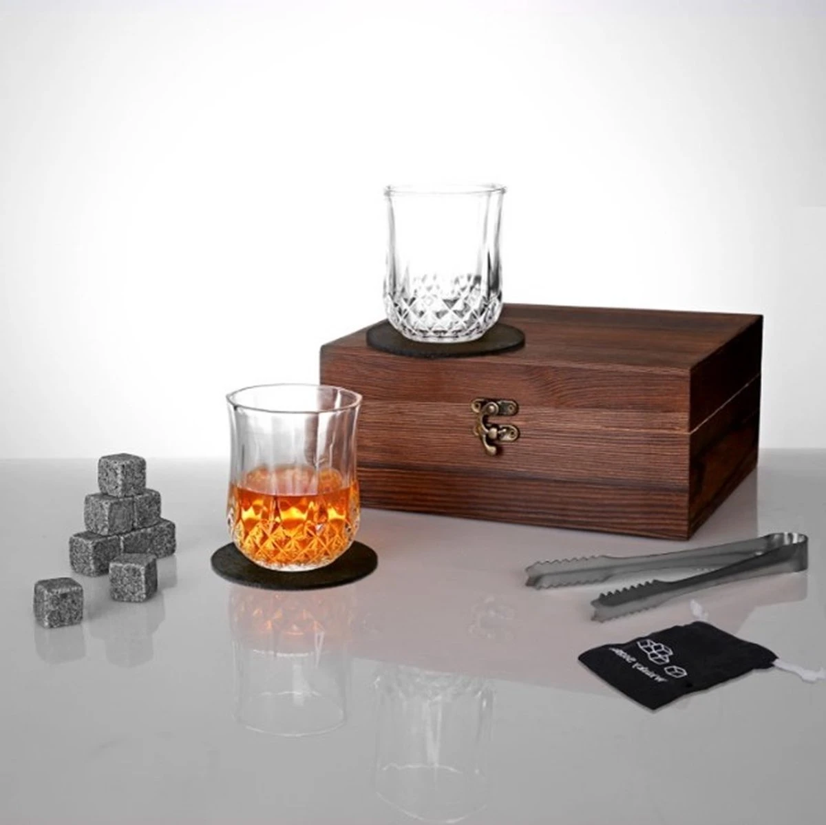 Coffret Whisky De Luxe - Avec 2 Verres Et 8 Pierres - Coffret Whisky - Pince à Glace - Glaçons Réutilisables - Verres à Whisky - Coffret Cadeau Whisky Luxe - Cadeau Homme & Femme 4 Coffret Whisky De Luxe - Avec 2 Verres Et 8 Pierres - Coffret Whisky - Pince à Glace - Glaçons Réutilisables - Verres à Whisky - Coffret Cadeau Whisky Luxe - Cadeau Homme & Femme – Image 4