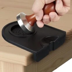 Expresso écarlate | Plateau De Pulvérisation "Professionnel" Avec Rebord (antidérapant) Et Support Pour Porte-tamis Lors Du Déversement. Noir -Cuisine Fournitures Magasin 1200x1200 1117