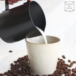 House Of Husk Pichet à Lait Avec Art Pen - Pot à Mousser Le Lait De 580 Ml - Zwart - Pot à Lait - Pichet à Lait - Acier Inoxydable - Pot à Lait Barista - Avec Stylo Latte Art -Cuisine Fournitures Magasin 1200x1200 1147