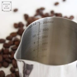 House Of Husk® Pot à Lait Avec Art Pen - Pichet Mousseur à Lait - Argent - Pot à Lait - Pichet à Lait - Acier Inoxydable - Pot à Lait Barista - 350 Ml - Avec Stylo Latte Art -Cuisine Fournitures Magasin 1200x1200 1164