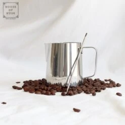 House Of Husk® Pot à Lait Avec Art Pen - Pichet Mousseur à Lait - Argent - Pot à Lait - Pichet à Lait - Acier Inoxydable - Pot à Lait Barista - 350 Ml - Avec Stylo Latte Art -Cuisine Fournitures Magasin 1200x1200 1165