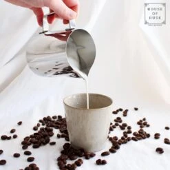 House Of Husk® Pot à Lait Avec Art Pen - Pichet Mousseur à Lait - Argent - Pot à Lait - Pichet à Lait - Acier Inoxydable - Pot à Lait Barista - 350 Ml - Avec Stylo Latte Art -Cuisine Fournitures Magasin 1200x1200 1166