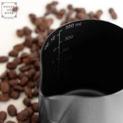 House Of Husk® Pot à Lait Avec Art Pen - Pichet Mousseur à Lait - Zwart - Pot à Lait - Pichet à Lait - Acier Inoxydable - Pot à Lait Barista - 350 Ml - Avec Stylo Latte Art -Cuisine Fournitures Magasin 1200x1200 1202