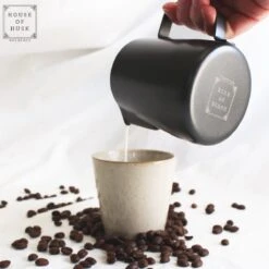 House Of Husk® Pot à Lait Avec Art Pen - Pichet Mousseur à Lait - Zwart - Pot à Lait - Pichet à Lait - Acier Inoxydable - Pot à Lait Barista - 350 Ml - Avec Stylo Latte Art -Cuisine Fournitures Magasin 1200x1200 1203