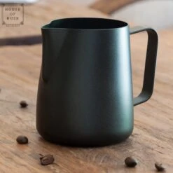 House Of Husk® Pot à Lait Avec Art Pen - Pichet Mousseur à Lait - Zwart - Pot à Lait - Pichet à Lait - Acier Inoxydable - Pot à Lait Barista - 350 Ml - Avec Stylo Latte Art -Cuisine Fournitures Magasin 1200x1200 1204