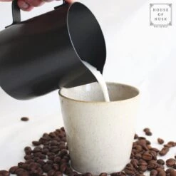 House Of Husk® Pot à Lait Avec Art Pen - Pichet Mousseur à Lait - Zwart - Pot à Lait - Pichet à Lait - Acier Inoxydable - Pot à Lait Barista - 350 Ml - Avec Stylo Latte Art -Cuisine Fournitures Magasin 1200x1200 1205