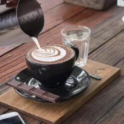 Pichet Mousseur à Lait RoiCuisine - Avec Thermomètre - 600ml - Pot à Lait - Barista - Acier Inoxydable -Cuisine Fournitures Magasin 1200x1200 1208