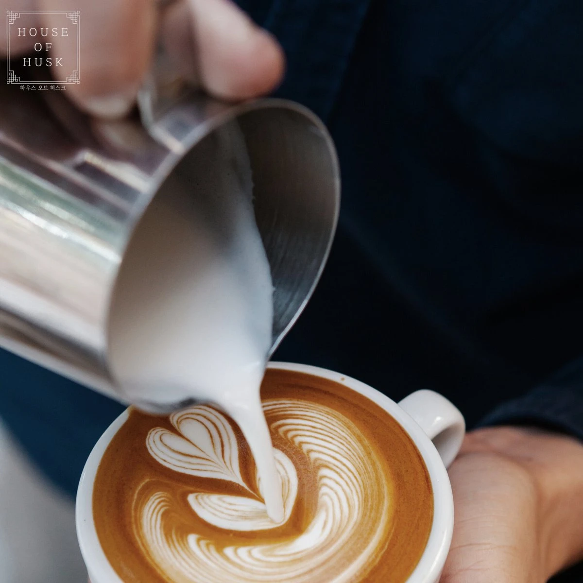 House Of Husk Pot à Lait Avec Art Pen - Pichet Mousseur à Lait 580ml - Argent - Pot à Lait - Pichet à Lait - Acier Inoxydable - Pot à Lait Barista - Avec Stylo Latte Art 7 House Of Husk Pot à Lait Avec Art Pen - Pichet Mousseur à Lait 580ml - Argent - Pot à Lait - Pichet à Lait - Acier Inoxydable - Pot à Lait Barista - Avec Stylo Latte Art – Image 7