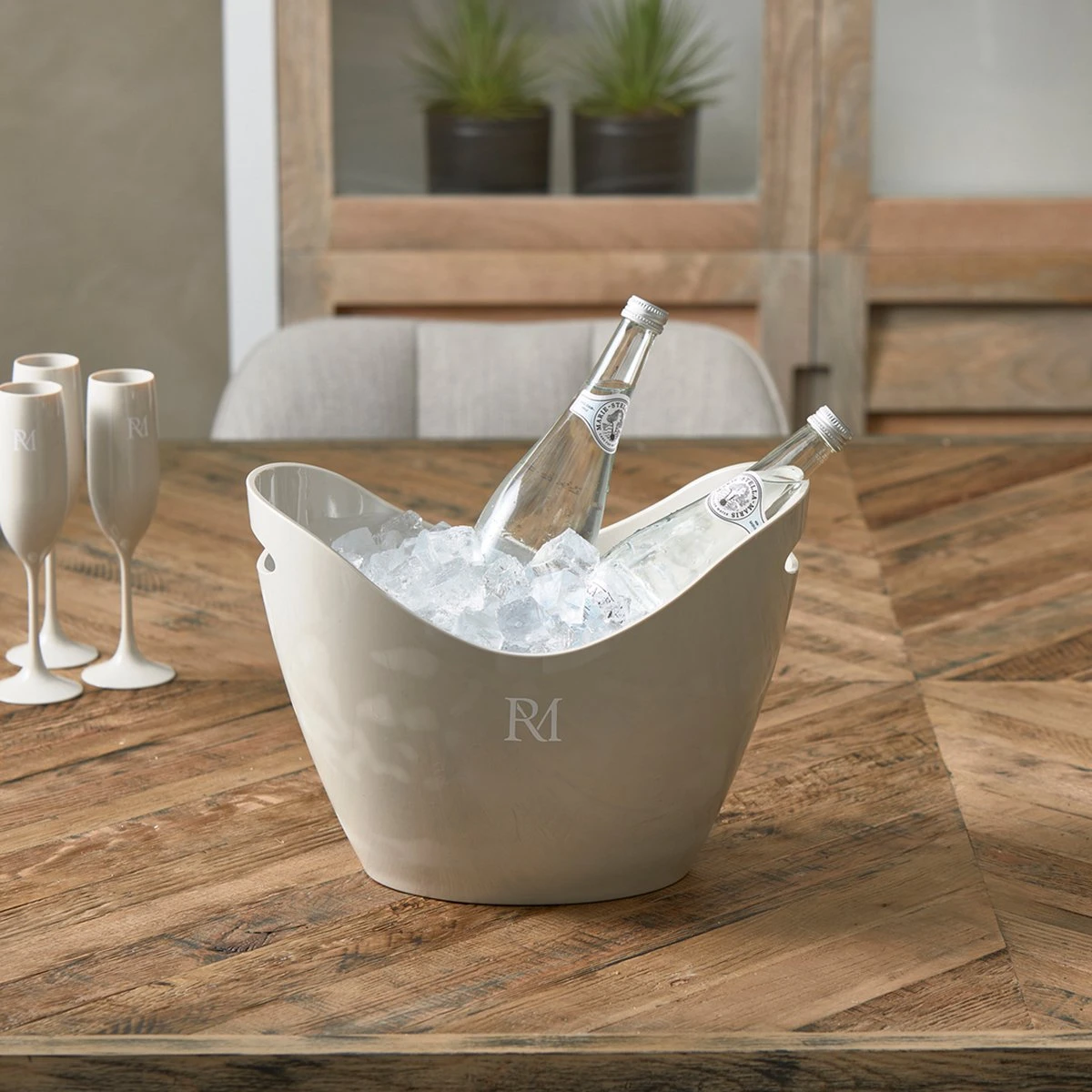 Riviera Maison Cave à Vin Outdoor 7,5 L, Incassable, Avec Poignées - Cooler à Vin Plein Air RM Monogram - Beige - MS 2 Riviera Maison Cave à Vin Outdoor 7,5 L, Incassable, Avec Poignées - Cooler à Vin Plein Air RM Monogram - Beige - MS – Image 2