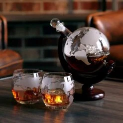 MikaMax Whiskey Globe Decanter Deluxe Set - 0,9 L - Incl. 2 Verres -Cuisine Fournitures Magasin 1200x1200 1633