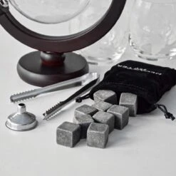 MikaMax Whiskey Globe Decanter Deluxe Set - 0,9 L - Incl. 2 Verres -Cuisine Fournitures Magasin 1200x1200 1635