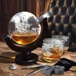 MikaMax Whiskey Globe Decanter Deluxe Set - 0,9 L - Incl. 2 Verres -Cuisine Fournitures Magasin 1200x1200 1639