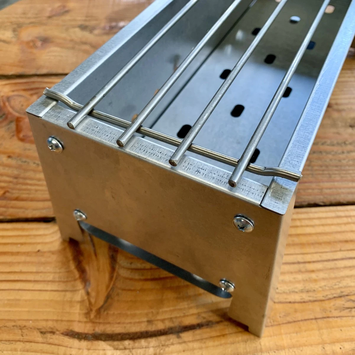 Spiedini Saté-bbq Bali 40 Mini - Petit Barbecue à Charbon étroit Avec Grille Horizontale Pour Satay Ou Autres Brochettes - 40 Cm De Long, 11 Cm De Large, 14 Cm De Haut - Idéal Pour Jardin Ou Cheminée, Ou Balcon - Matériau : Fer Aluminisé 6 Spiedini Saté-bbq Bali 40 Mini - Petit Barbecue à Charbon étroit Avec Grille Horizontale Pour Satay Ou Autres Brochettes - 40 Cm De Long, 11 Cm De Large, 14 Cm De Haut - Idéal Pour Jardin Ou Cheminée, Ou Balcon - Matériau : Fer Aluminisé – Image 6