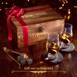 GOURMEO Coffret Cadeau Whisky Pour Homme - Set De 2 Verres à Whisky Tulip Et 8 Pierres De Basalte Réutilisables - Avec Pinces, Sous-verres, Boîte En Pin Et Sac En Velours -Cuisine Fournitures Magasin 1200x1200 2073