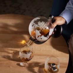 Set De Carafes à Whisky , Coffret Cadeau Carafe Globe , 1500 Ml - Comprenant Des Verres, Des Pierres à Whisky Et Un Bouchon En Verres -Cuisine Fournitures Magasin 1200x1200 2082