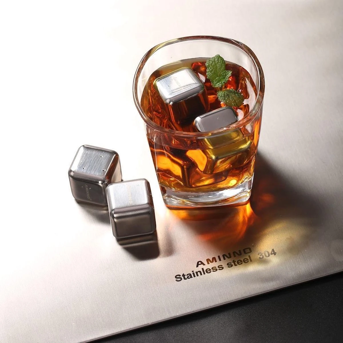 Decopatent® Whisky Stones Set De 8x Glaçons En Acier Inoxydable + Pinces - Whisky Stones - Moule à Glaçons - Cocktail Ice Cube Cooling Stones 4 Decopatent® Whisky Stones Set De 8x Glaçons En Acier Inoxydable + Pinces - Whisky Stones - Moule à Glaçons - Cocktail Ice Cube Cooling Stones – Image 4