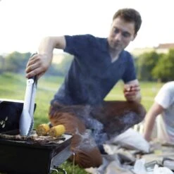 AG To- Go Barbecue Ø44 Cm - Barbecues à Charbon - Incl. Thermomètre - Température Inoxydable - Compact -Barbecue Carré - Incl. Couvercle - Barbecue Traditionnel - 6 Personnes - Partout Grille De Ventilation Pour Régulation D'oxygène - Zwart 23 AG To- Go Barbecue Ø44 Cm - Barbecues à Charbon - Incl. Thermomètre - Température Inoxydable - Compact -Barbecue Carré - Incl. Couvercle - Barbecue Traditionnel - 6 Personnes - Partout Grille De Ventilation Pour Régulation D'oxygène - Zwart -Cuisine Fournitures Magasin 1200x1200 214