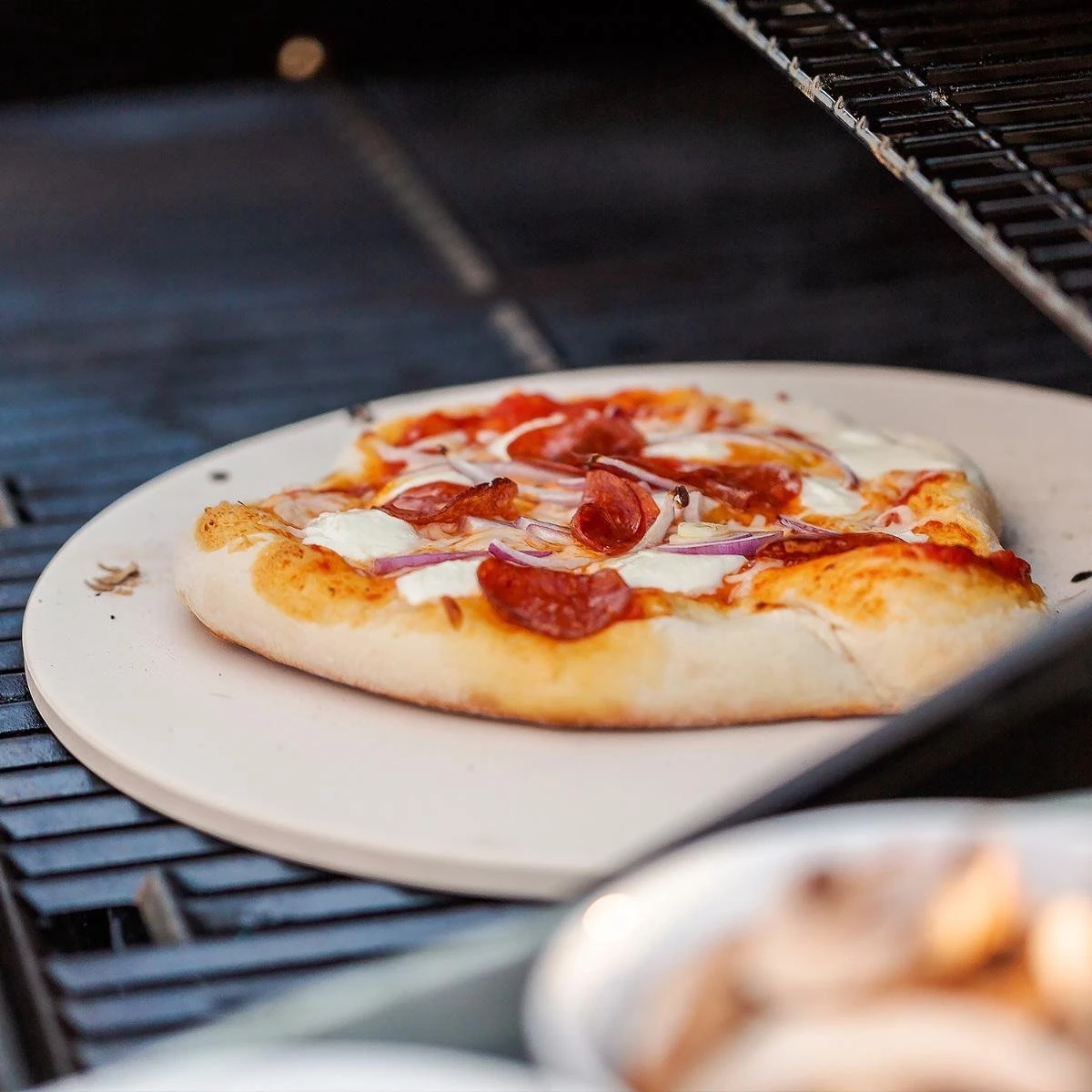 Navaris Pour Four XL - Plaque à Pizza En Pierre Naturelle - Plaque à Pizza Pour Au Four Ou Au Barbecue - Pierre à Pain - Ronde - Diamètre 30,5 Cm 7 Navaris Pour Four XL - Plaque à Pizza En Pierre Naturelle - Plaque à Pizza Pour Au Four Ou Au Barbecue - Pierre à Pain - Ronde - Diamètre 30,5 Cm – Image 7