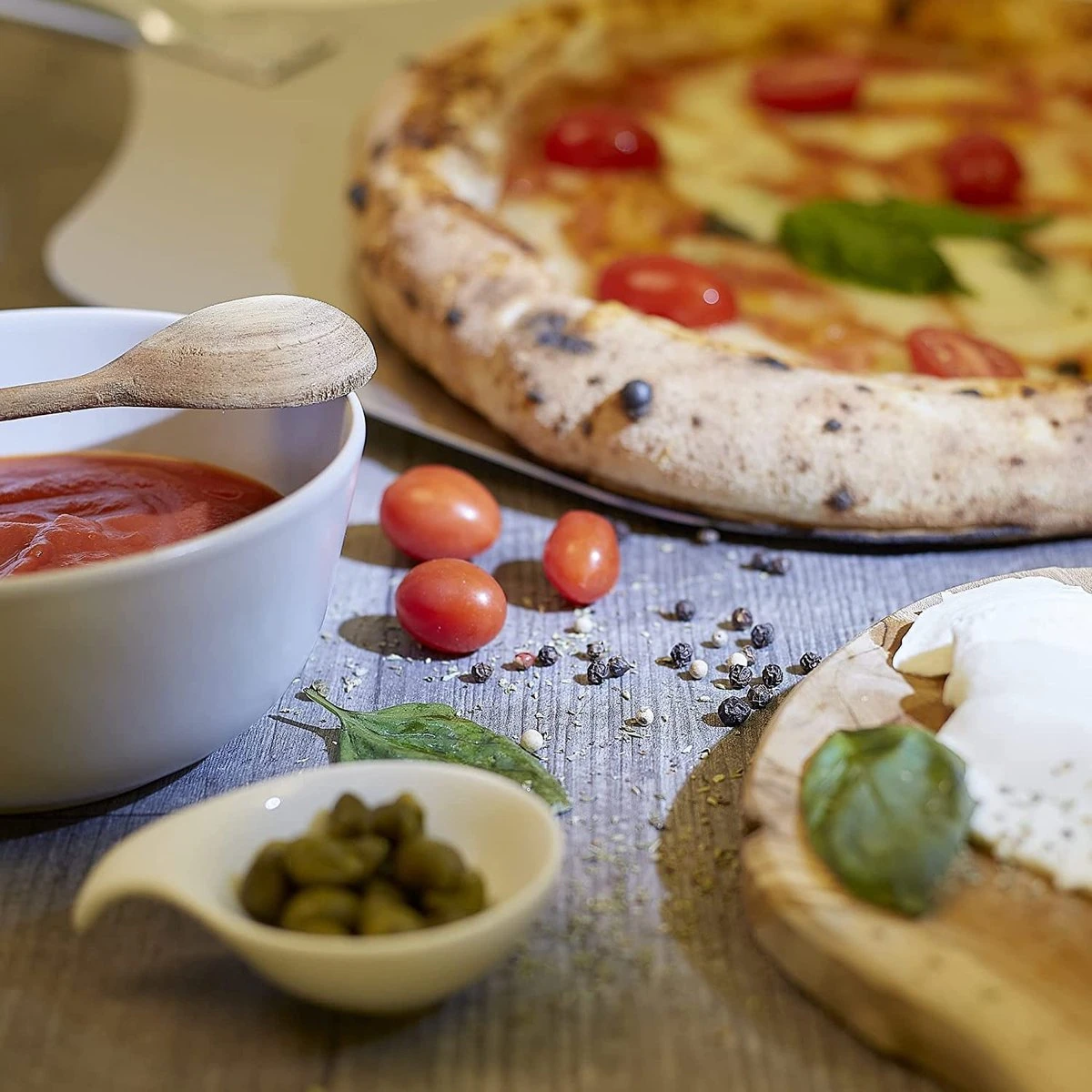 Pierre à Pizza AMAZY Incl. Cuillère à Pizza En Bamboe , Feuille De Cuisson Durable Et Livret De Recettes – La Pierre à Pain (résistante à La Chaleur, Zwart) Donne à Votre Pizza Le Goût De La Pizza Italienne Croustillante Au Four En Brique. 3 Pierre à Pizza AMAZY Incl. Cuillère à Pizza En Bamboe , Feuille De Cuisson Durable Et Livret De Recettes – La Pierre à Pain (résistante à La Chaleur, Zwart) Donne à Votre Pizza Le Goût De La Pizza Italienne Croustillante Au Four En Brique. – Image 3