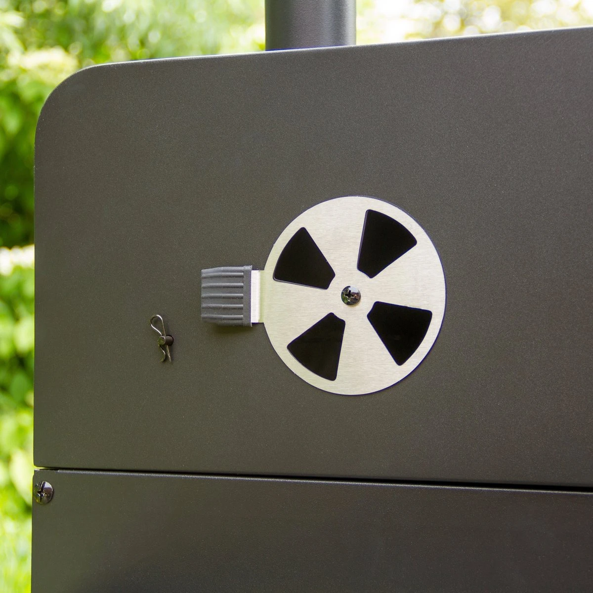 BBQ Grill XL Smoker Jardin - Barbecue à Charbon De Bois De Bois - Y Compris Housse De Pluie - Brosse Métallique - Espace De Rangement Rabattable 10 BBQ Grill XL Smoker Jardin - Barbecue à Charbon De Bois De Bois - Y Compris Housse De Pluie - Brosse Métallique - Espace De Rangement Rabattable – Image 10