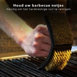 Cheqo® Brosse à Barbecue 3 En 1 - Brosse à BBQ Avec Grattoir - Gratte, Sable Et Brosse - Brosse En Plastique Et Grattoir En Acier Inoxydable - Nettoyage De Grille De Barbecue - 25 Cm -Cuisine Fournitures Magasin 1200x1200 2468