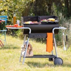 NATERIAL - Barbecue à Charbon ICARUS - Chariot 10 Personnes - H.92 X L.110 X P.61 Cm - Acier Peint - Zwart - BBQ Angulaire Sans Couvercle -Cuisine Fournitures Magasin 1200x1200 260