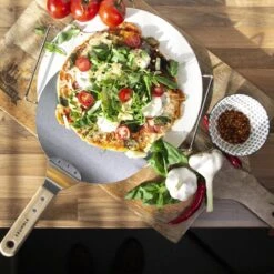 Krumble Pizzascoop - Rond En Acier Inoxydable - Pour Barbecue Ou Four - Pizzaspatch - Poignée En Bois - ø25,5cm De Diamètre 13 Krumble Pizzascoop - Rond En Acier Inoxydable - Pour Barbecue Ou Four - Pizzaspatch - Poignée En Bois - ø25,5cm De Diamètre -Cuisine Fournitures Magasin 1200x1200 2616