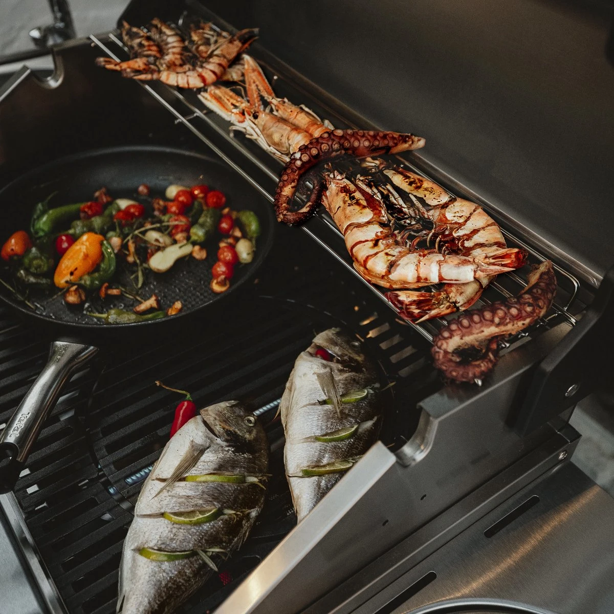 Barbecue à Gaz Enders Kansas II Pro 4 SIK Profi Turbo - 85 Kg - Dimensions 153 × 64 × 118 Cm - 4 Brûleurs Principaux + Brûleur Latéral + Brûleur Arrière 2 Barbecue à Gaz Enders Kansas II Pro 4 SIK Profi Turbo - 85 Kg - Dimensions 153 × 64 × 118 Cm - 4 Brûleurs Principaux + Brûleur Latéral + Brûleur Arrière – Image 2