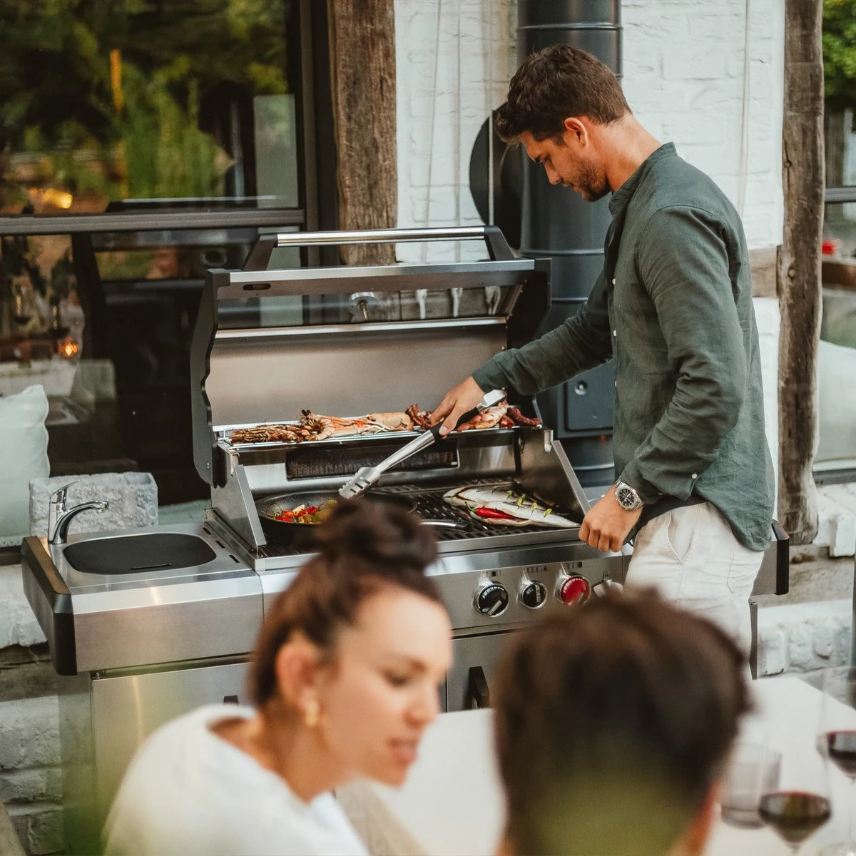 Barbecue à Gaz Enders Kansas II Pro 4 SIK Profi Turbo - 85 Kg - Dimensions 153 × 64 × 118 Cm - 4 Brûleurs Principaux + Brûleur Latéral + Brûleur Arrière 3 Barbecue à Gaz Enders Kansas II Pro 4 SIK Profi Turbo - 85 Kg - Dimensions 153 × 64 × 118 Cm - 4 Brûleurs Principaux + Brûleur Latéral + Brûleur Arrière – Image 3