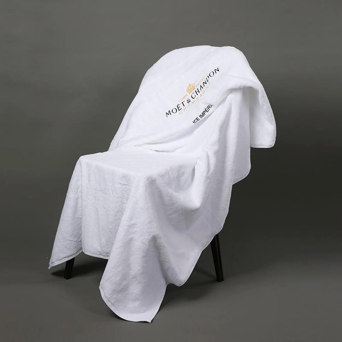 Ensemble Complet Moët & Chandon Ice Imperial Seau à Glace XL Comprenant 6 Verres Et Petit Seau à Glace Avec Cuillère Et Serviette 8 Ensemble Complet Moët & Chandon Ice Imperial Seau à Glace XL Comprenant 6 Verres Et Petit Seau à Glace Avec Cuillère Et Serviette – Image 8