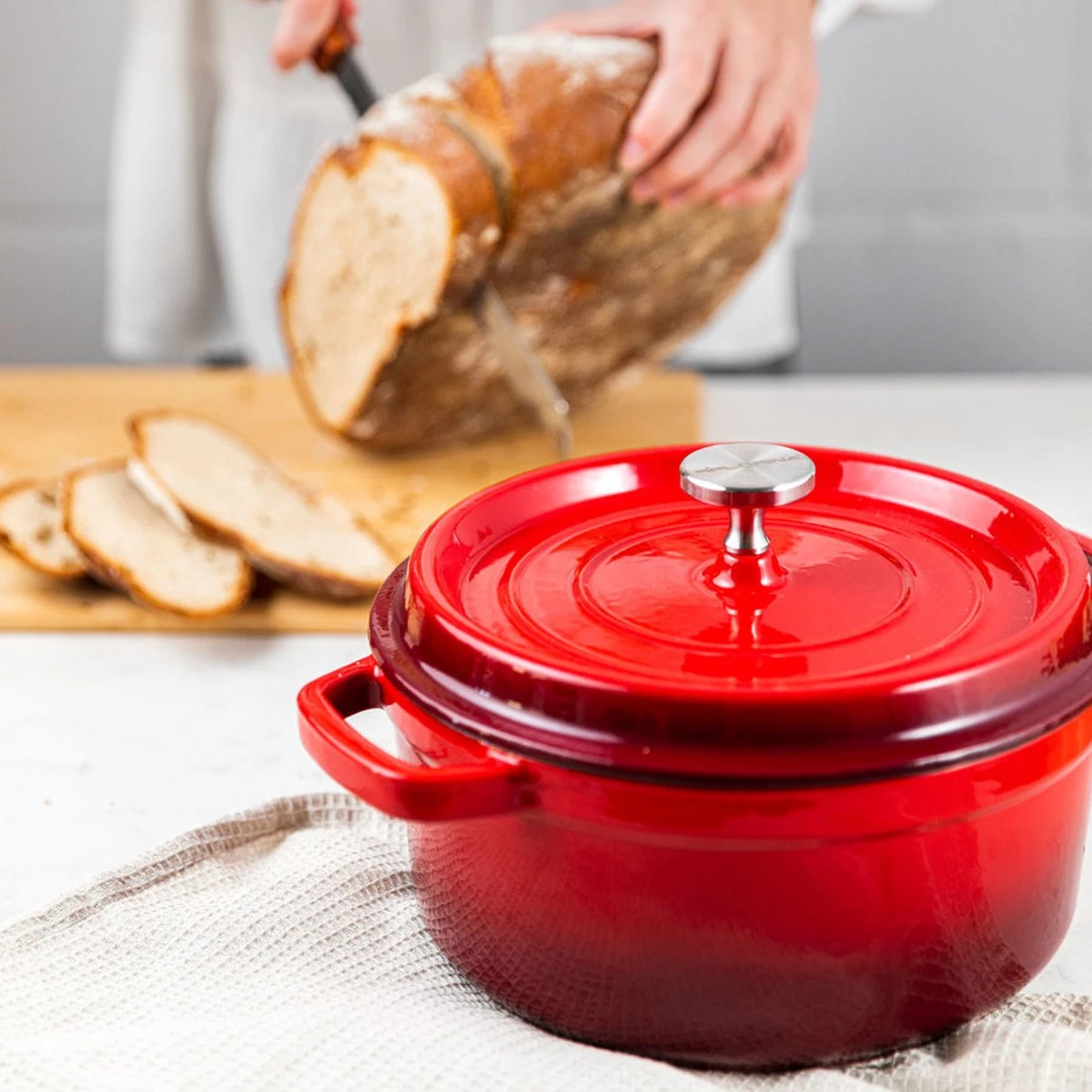 Cocotte Florina Professionnelle En Fonte émaillée Ø 24 Cm 3,5L Rouge Cerise - Tous Feux Pour Induction - Cocotte - Poids 5,3 Kg 4 Cocotte Florina Professionnelle En Fonte émaillée Ø 24 Cm 3,5L Rouge Cerise - Tous Feux Pour Induction - Cocotte - Poids 5,3 Kg – Image 4