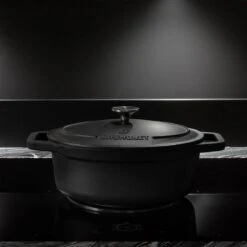 Poêle En Fonte Daumonet - Cocotte Rond - Ø 29 Cm - 5,4 Litres - Émail - Convient à Toutes Les Sources De Chaleur - Electrique - Gaz - Halogène - Induction - Céramique - Va Au Lave-vaisselle - Noir 24 Poêle En Fonte Daumonet - Cocotte Rond - Ø 29 Cm - 5,4 Litres - Émail - Convient à Toutes Les Sources De Chaleur - Electrique - Gaz - Halogène - Induction - Céramique - Va Au Lave-vaisselle - Noir -Cuisine Fournitures Magasin 1200x1200 400