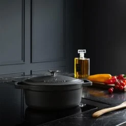 Poêle En Fonte Daumonet - Cocotte Rond - Ø 29 Cm - 5,4 Litres - Émail - Convient à Toutes Les Sources De Chaleur - Electrique - Gaz - Halogène - Induction - Céramique - Va Au Lave-vaisselle - Noir 25 Poêle En Fonte Daumonet - Cocotte Rond - Ø 29 Cm - 5,4 Litres - Émail - Convient à Toutes Les Sources De Chaleur - Electrique - Gaz - Halogène - Induction - Céramique - Va Au Lave-vaisselle - Noir -Cuisine Fournitures Magasin 1200x1200 401
