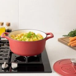 Cocotte En Fonte Navaris Avec Couvercle - Faitout - Poêle émaillée - Convient Pour La Cuisson à Induction, Gaz Et Vitrocéramique - Rouge Mat -Cuisine Fournitures Magasin 1200x1200 530