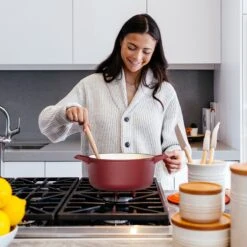 Cocotte En Fonte Navaris Avec Couvercle - Faitout - Poêle émaillée - Convient Pour La Cuisson à Induction, Gaz Et Vitrocéramique - Rouge Mat -Cuisine Fournitures Magasin 1200x1200 531