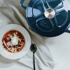 Cocotte En Fonte Navaris Avec Couvercle - Navaris émaillée - Convient à La Cuisson Induction, Gaz Et Céramique - Bleu Foncé